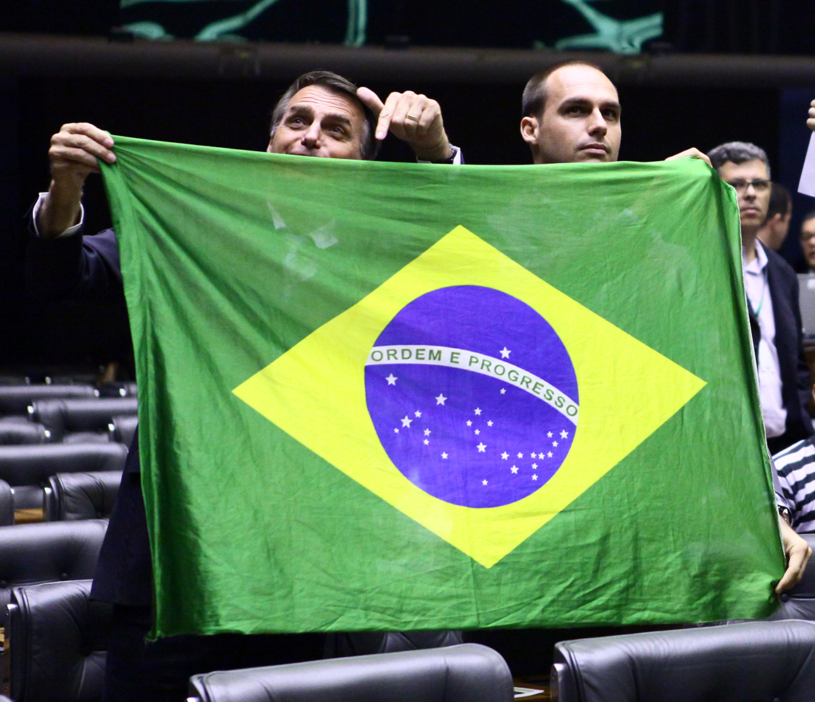 Bolsonaro mit brasilanischer Flagge
