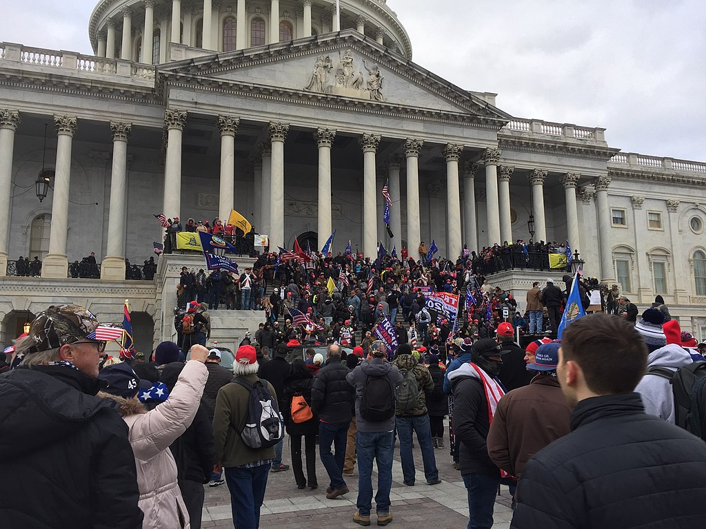 Viele Menschen vor dem Capitol mit Flaggen.