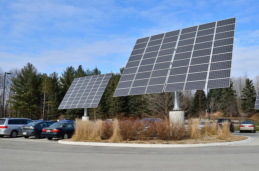 Solarpanel auf einem Autoparkplatz